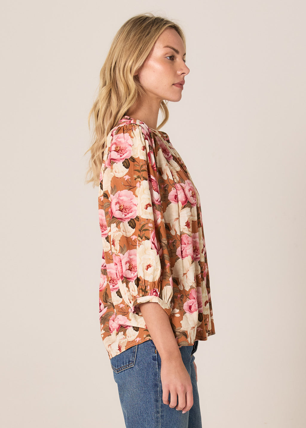 Woman wearing a floral blouse with a beige background
Sweet Emotion Top Garden Pink