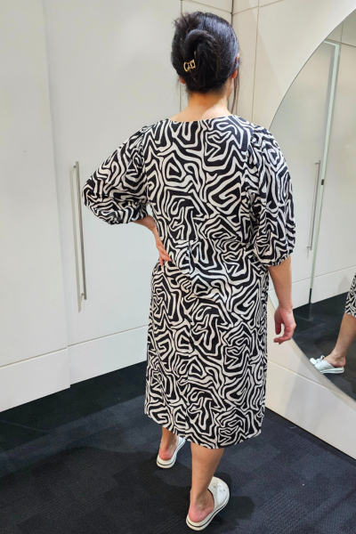 Woman wearing a black and white patterned dress standing in front of a mirror.
Elastic Sleeve Dress Black/White