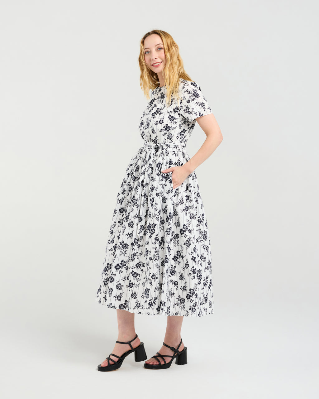 Woman wearing a floral dress on a white background
Scarlett Dress Floraline