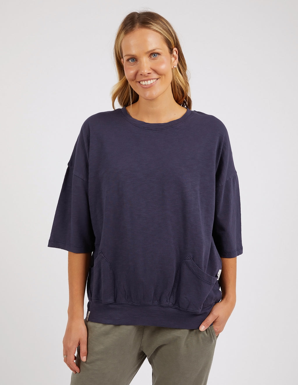 Woman wearing a navy blue sweater with a plain background
Mazie Sweat Navy
