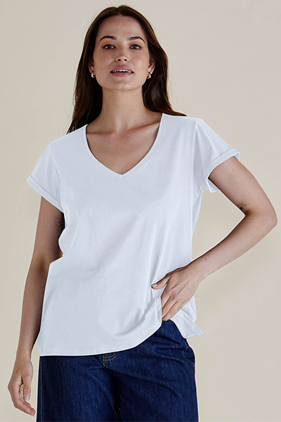 Woman wearing a white t-shirt and blue pants against a beige background
Ayla V-Neck Tee White