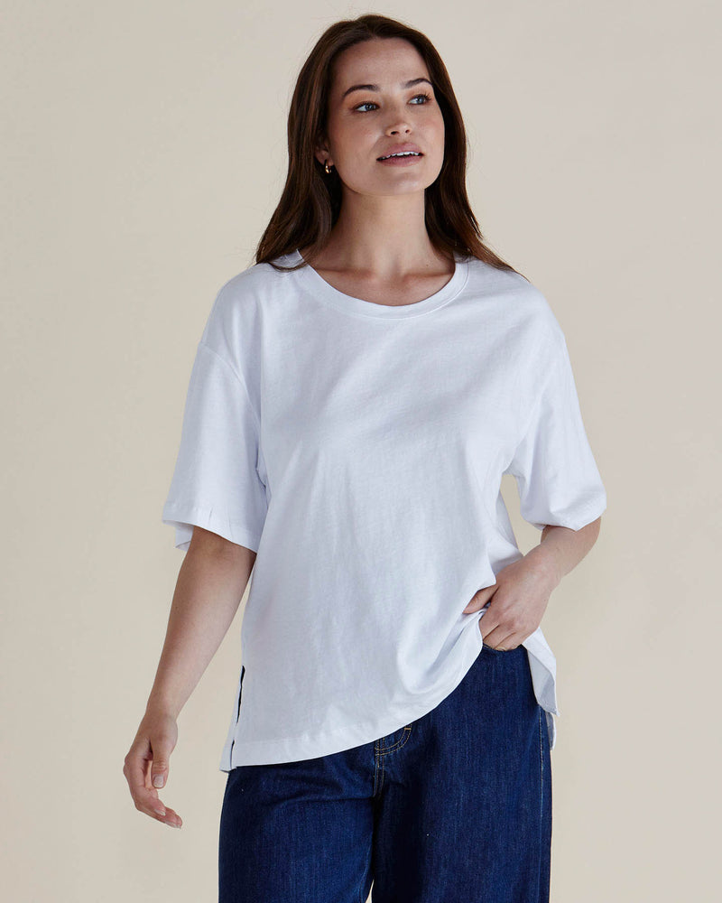 Woman wearing a white t-shirt and blue jeans on a beige background
Relax Boxy Tee White
