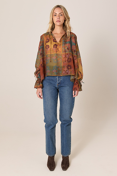 Woman wearing a patterned blouse and blue jeans on a beige background
Bohemian Top Nouveau Floral Green