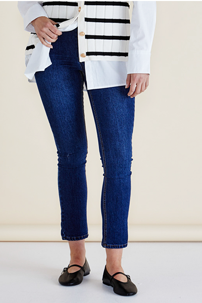 Person wearing blue jeans and a white shirt with black stripes on a plain background
Electra Skinny Jeans Blue Denim