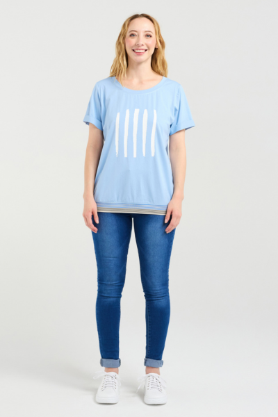 Woman wearing a light blue t-shirt with white graphic and blue jeans on a white background
Mia T-Shirt Blue