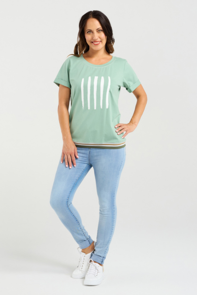 Woman wearing a light green t-shirt with white graphic and blue jeans on a white background
Mia T-Shirt Mint