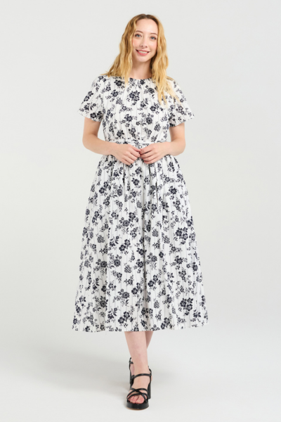 Woman wearing a floral dress on a white background
Scarlett Dress Floraline