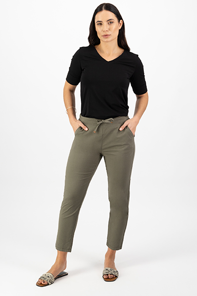 Woman wearing a black t-shirt and green pants on a white background
Skinny Leg 7/8 Pants Army