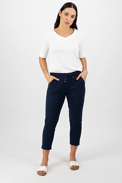 Woman wearing a white top and navy pants on a white background
Skinny Leg 7/8 Pants Ink
