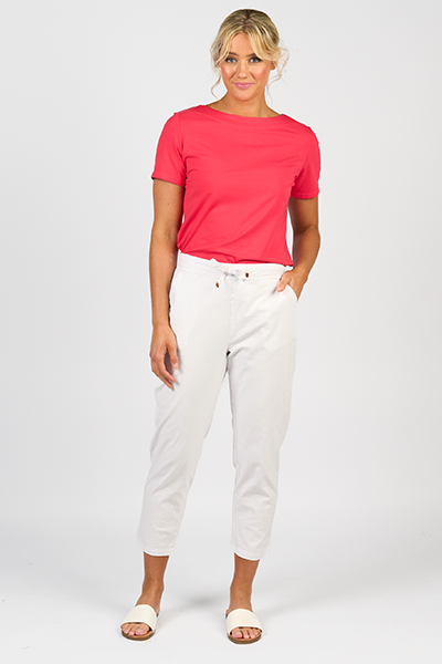 Woman wearing a red top and white pants on a white background
Skinny Leg 7/8 Pants White