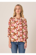 Woman wearing a floral blouse with a beige background
Sweet Emotion Top Garden Pink