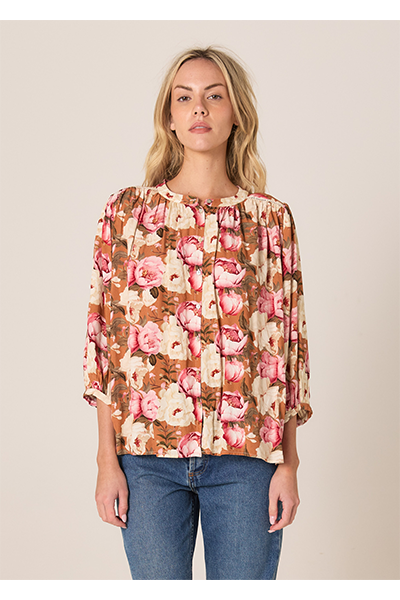 Woman wearing a floral blouse with a beige background
Sweet Emotion Top Garden Pink