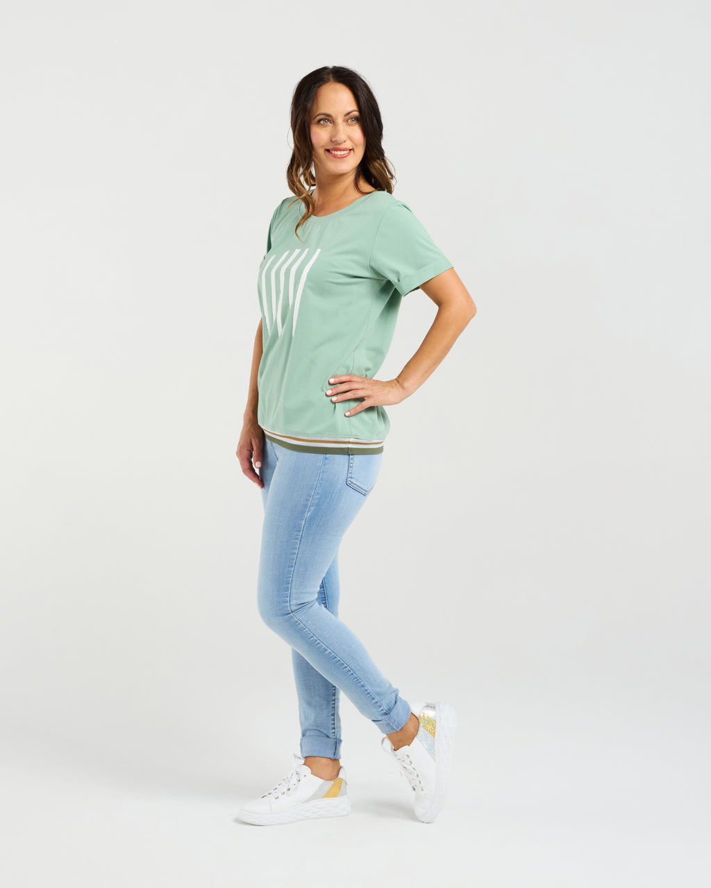Woman wearing a green t-shirt and light blue jeans on a white background
Mia T-Shirt Mint