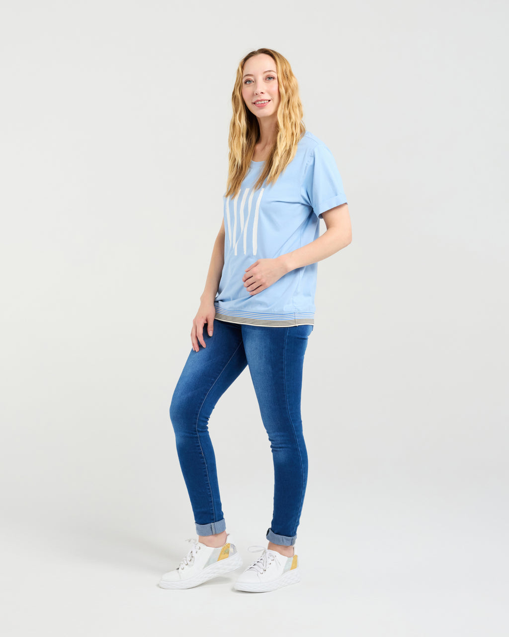 Woman wearing a light blue t-shirt and blue jeans on a white background
Mia T-Shirt Blue