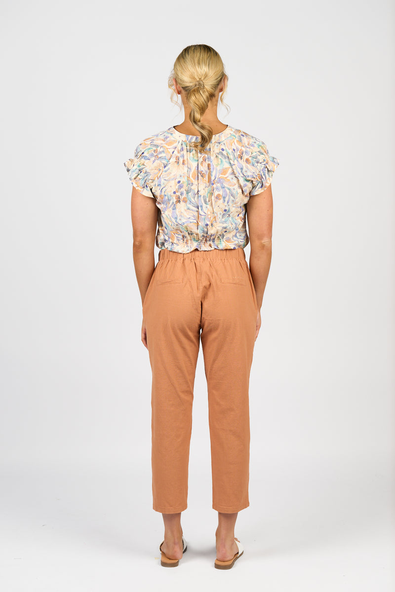 Woman wearing a floral blouse and orange pants on a white background
Skinny Leg 7/8 Pants Spice