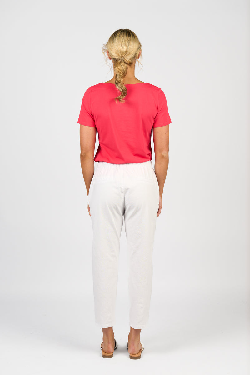 Person wearing a red shirt and white pants on a white background
Skinny Leg 7/8 Pants White